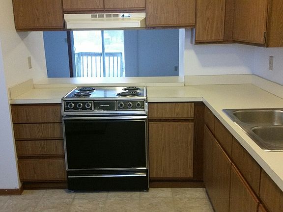 3rd image of 941 Southwood Dr