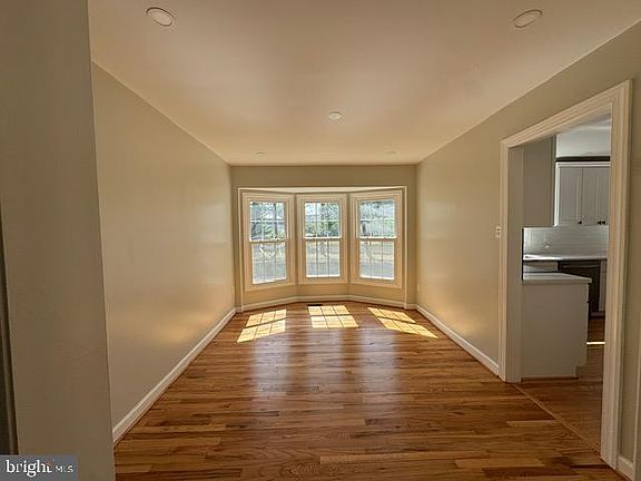 3rd image of 903 Garland Ct