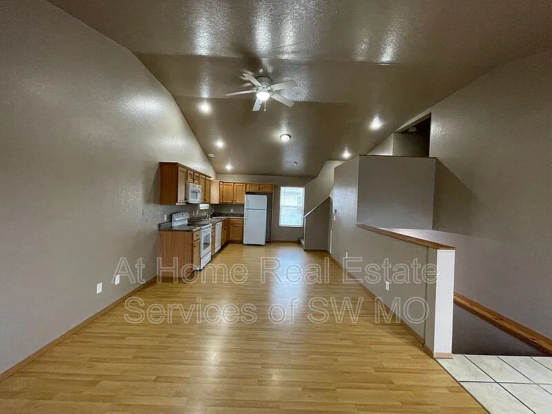 3 bed, 2.0 bath, 1400 sqft, $1,155 — Photo 2
