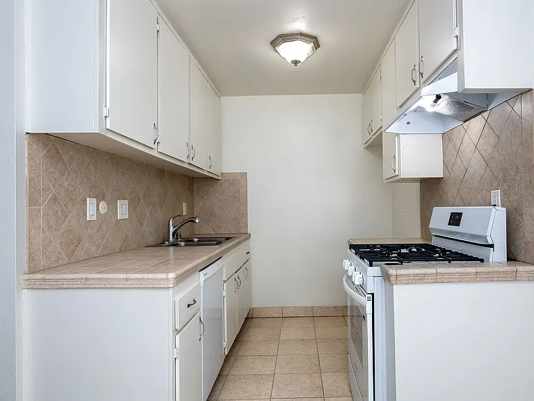 5851 Hazeltine Ave. — Photo 19