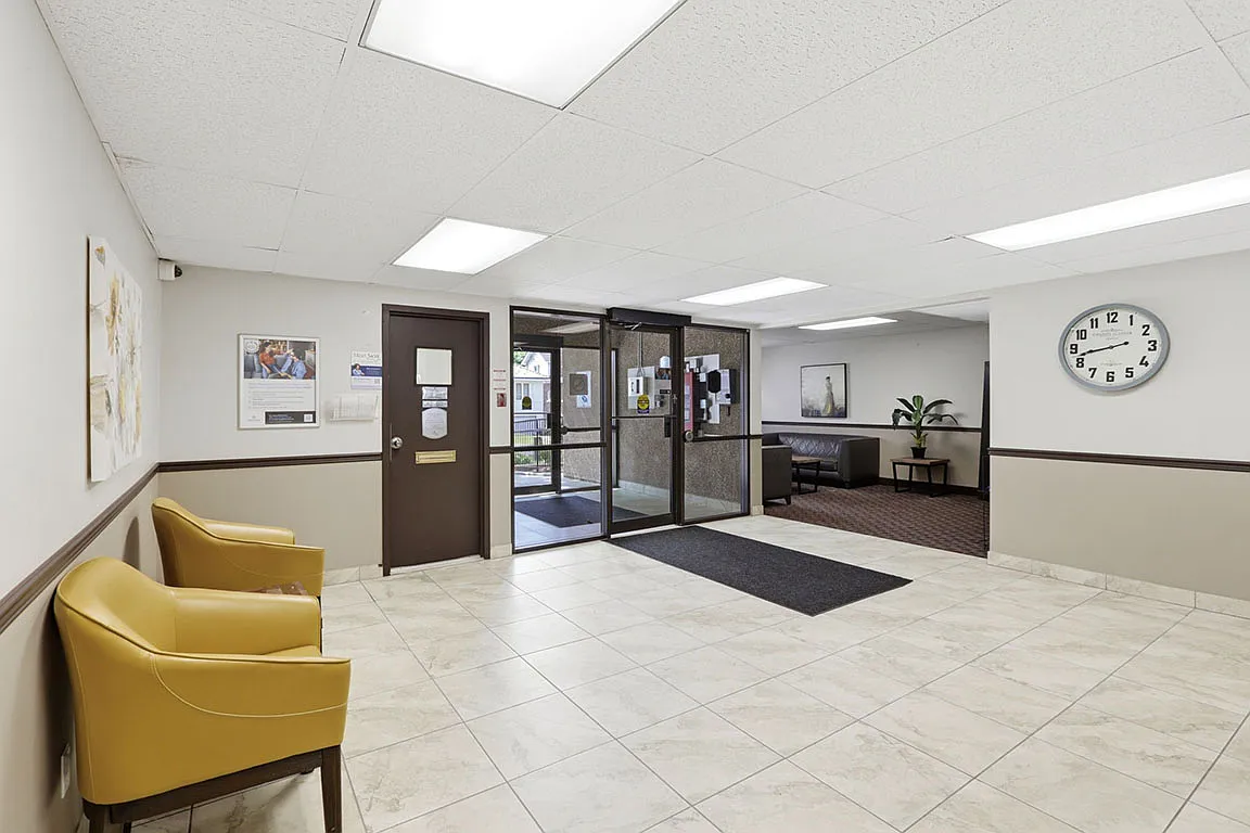 Bristol Place Apartments — Photo 3