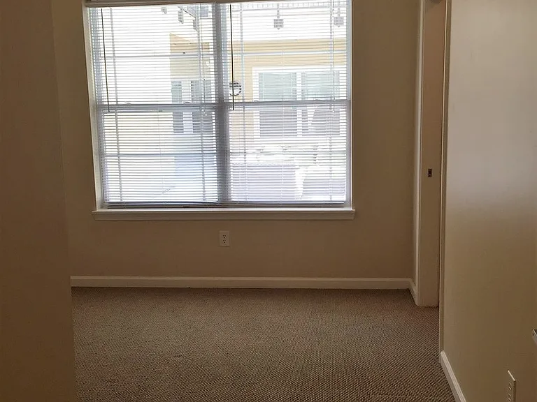 Tenth & College Horizons Apartments — Photo 64