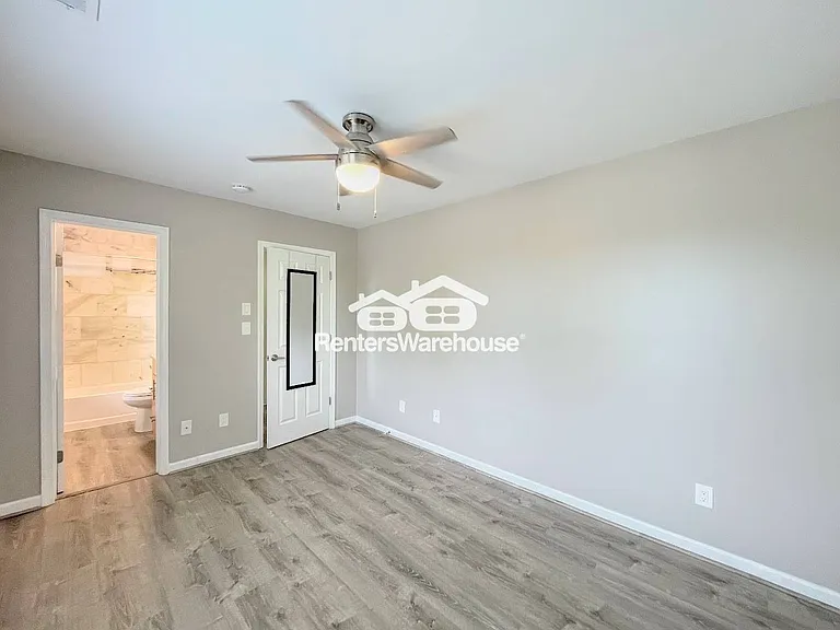 527 W 20th St #402 — Photo 14
