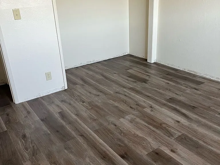 1127 E Laurel Dr — Photo 1