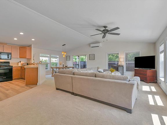 3rd image of 814 Las Palmas Avenue