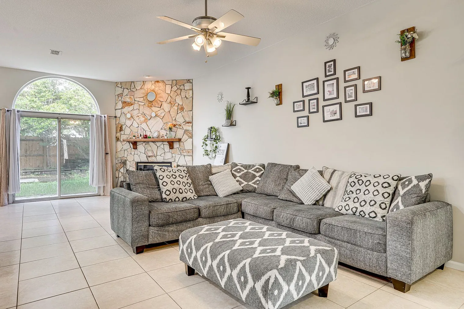 3 bed, 2.0 bath, 1485 sqft, $8,789 — Photo 2