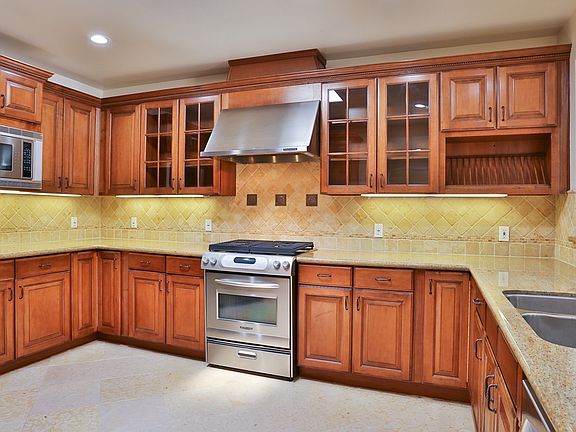 5th image of 1821 Fairburn Ave APT 402