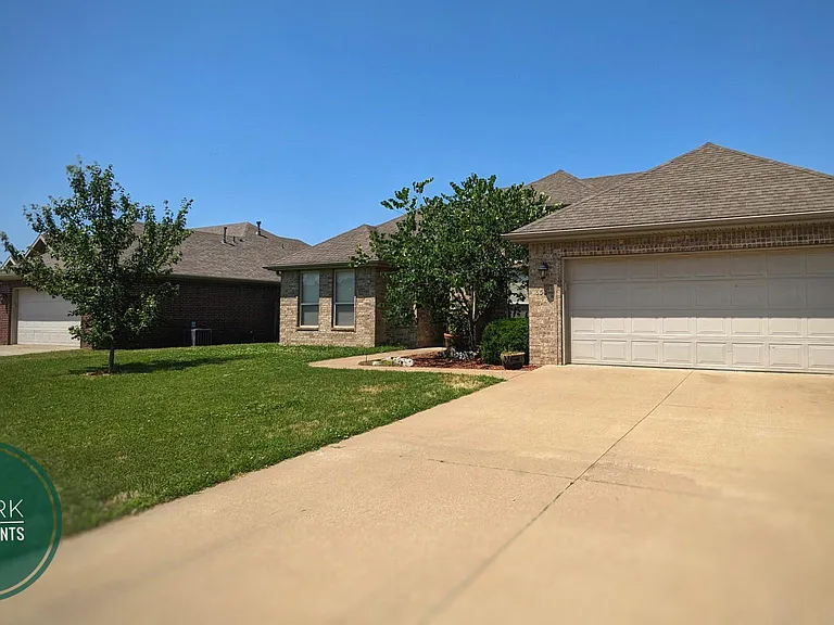 608 SW Wallstone Rd — Photo 4