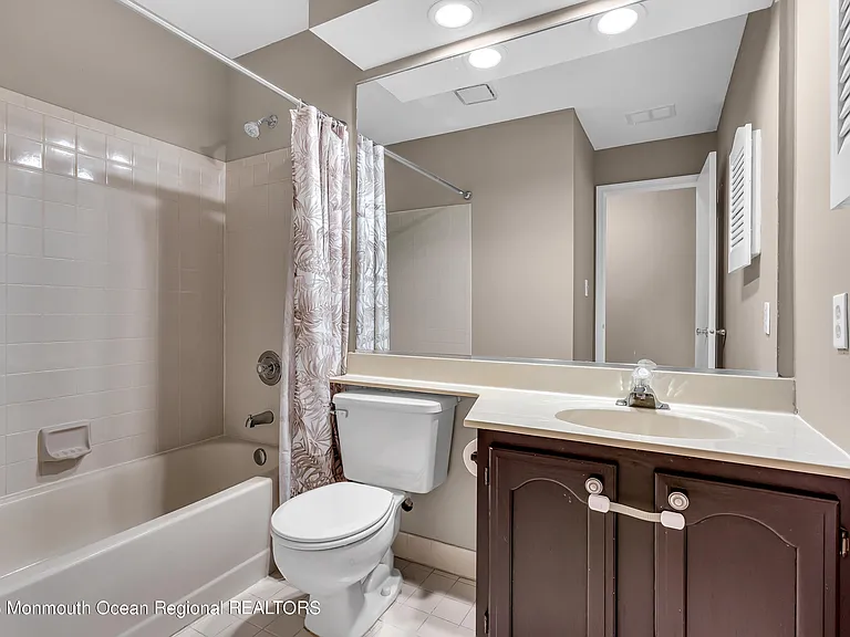 131 Wellington Ct #4-1 — Photo 17