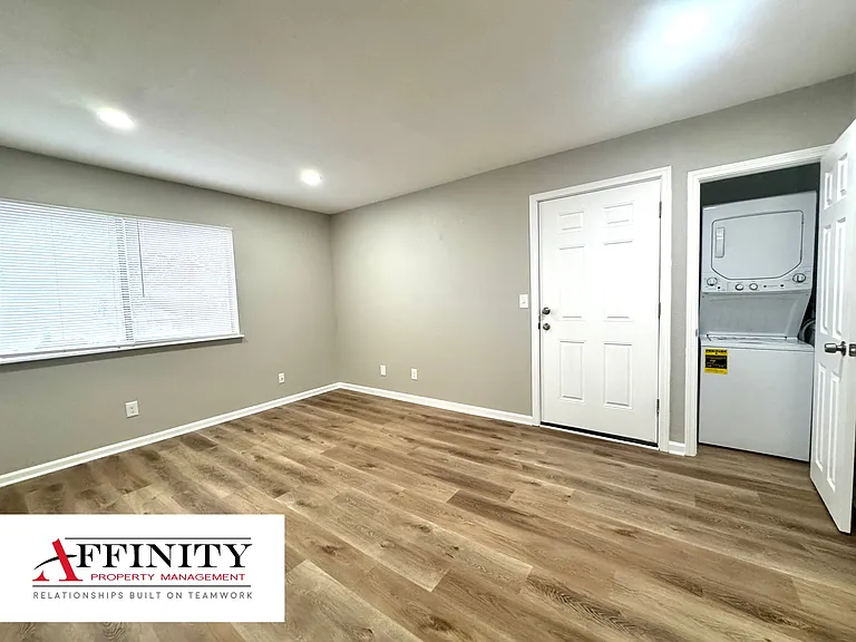 805 NW Mock Ave #D — Photo 4