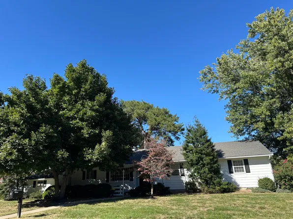 305 E Mission St, Marshall, MO 65340