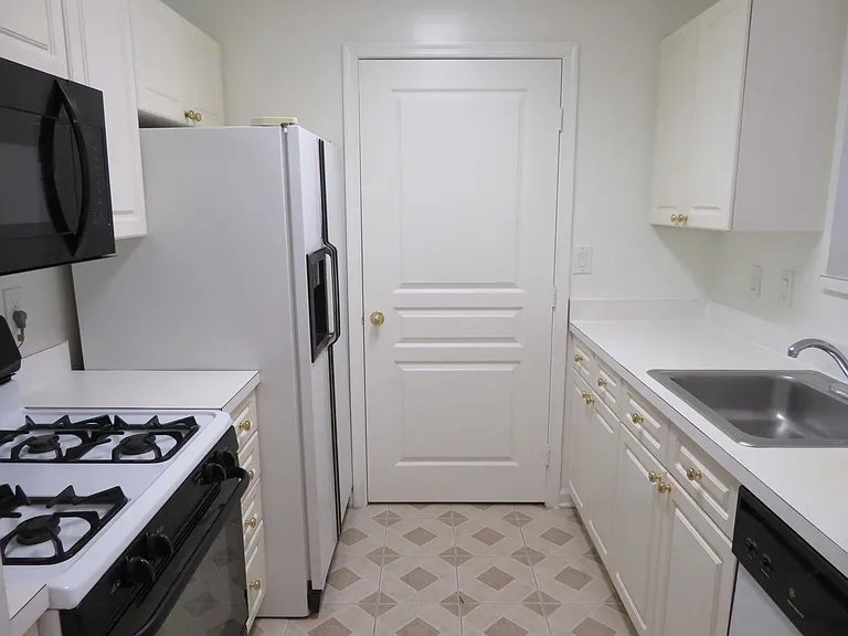 5565 Seminary Rd #208 — Photo 65