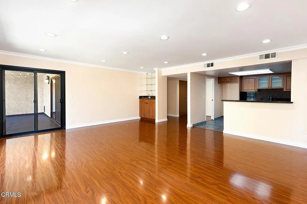 2 bed, 2.0 bath, 1299 sqft, $3,800 — Photo 4