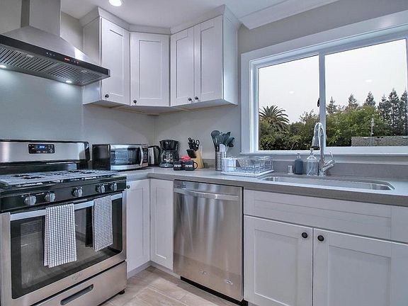 3rd image of 1079 Portola Ave