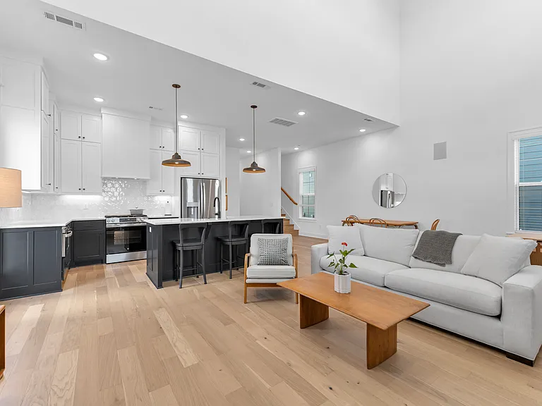 2047 E Little Crew Dr — Photo 4