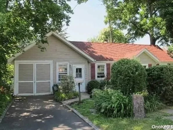 22 Arrandale Ave, Great Neck, NY 11024