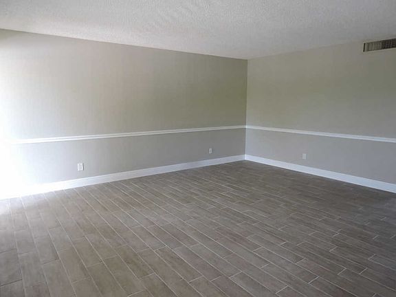 4th image of 414 Meadows Cir #414