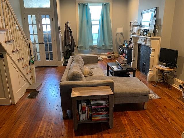 Nice sized living room-- current tenant set up!