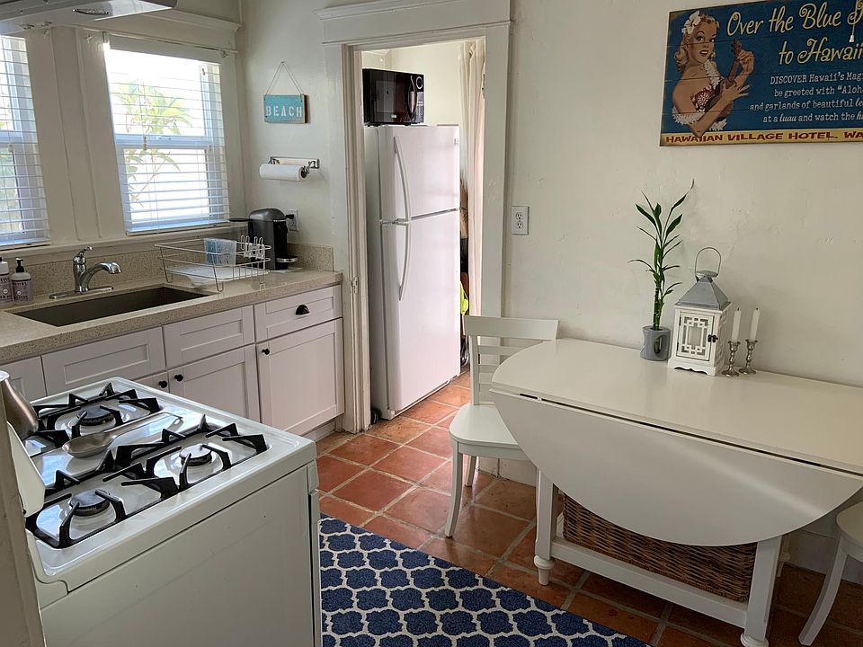 Kitchen (stove replaced)