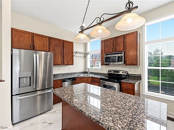 4th image of 9 Grandview Dr