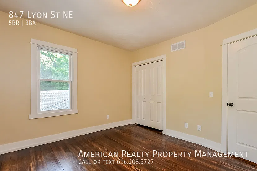 5 bed, 2.5 bath, 1770 sqft, $3,200 — Photo 2