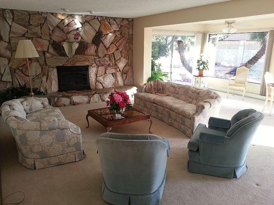 Living Room /w Outside View