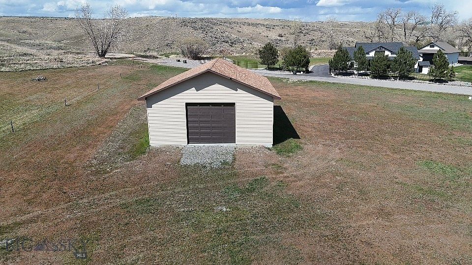 1st image of 14 Bridle Trails Dr