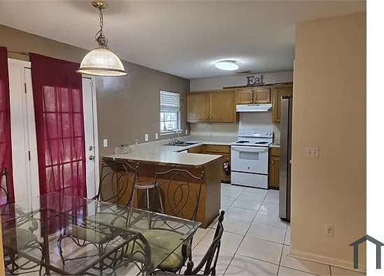 3 bed, 1400 sqft, $2,300 — Photo 3