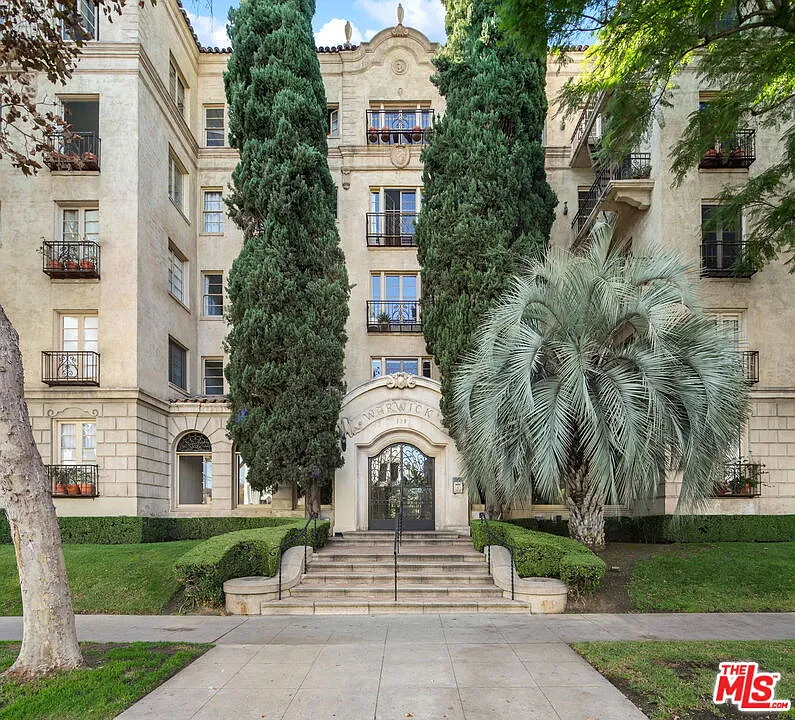 1 bed, 1.0 bath, 848 sqft, $4,200 — Photo 1