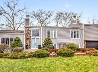 11205 Hiawatha Ln, Indian Head Park, IL 60525