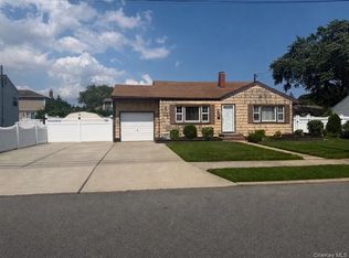 452 N Monroe Avenue, Lindenhurst, NY 11757