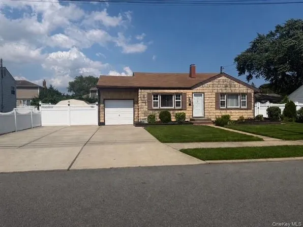452 N Monroe Avenue, Lindenhurst, NY 11757