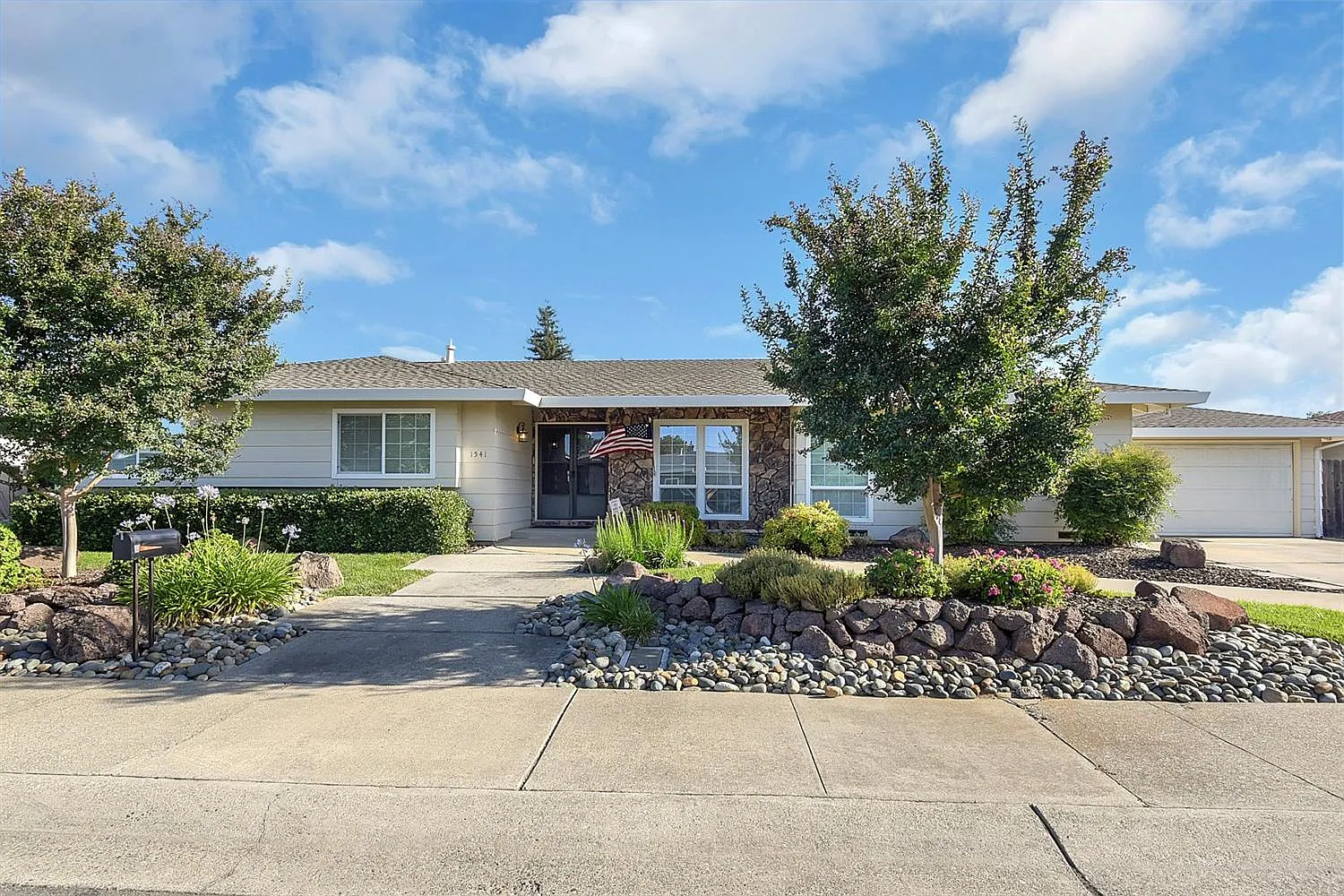 1541 Sharon Dr photo 1