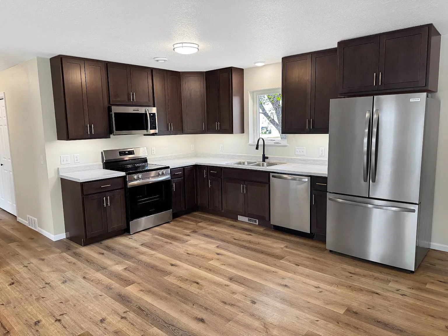 2 bed, 2.0 bath, 2400 sqft, $1,800 — Photo 2