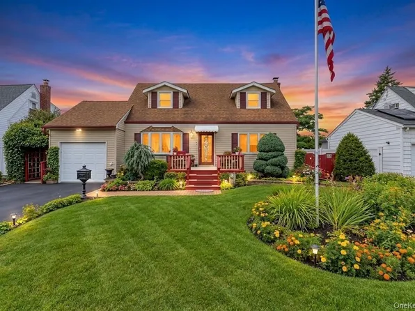 150 W 19th St, Deer Park, NY 11729
