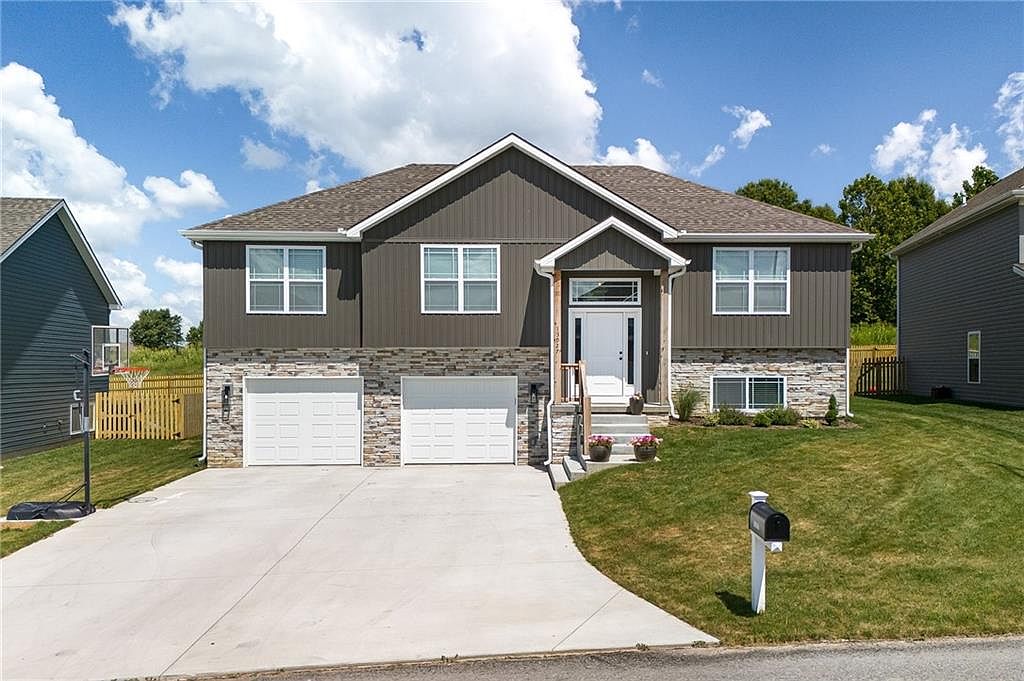 13927 Indian Ridge St, Joseph, MO 64505 | Zillow