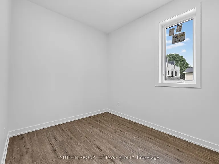 944 Woodroffe Ave — Photo 14