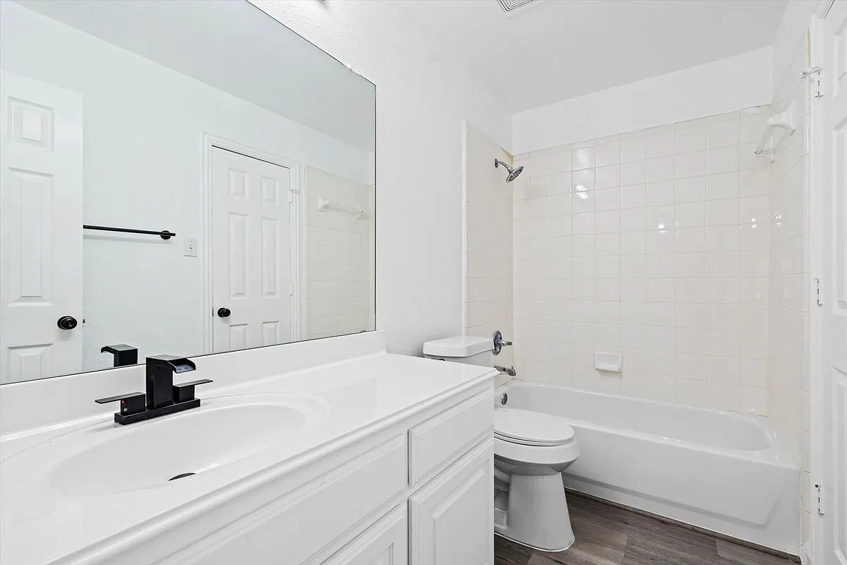 4 bed, 4.0 bath, 3848 sqft, $4,500 — Photo 2