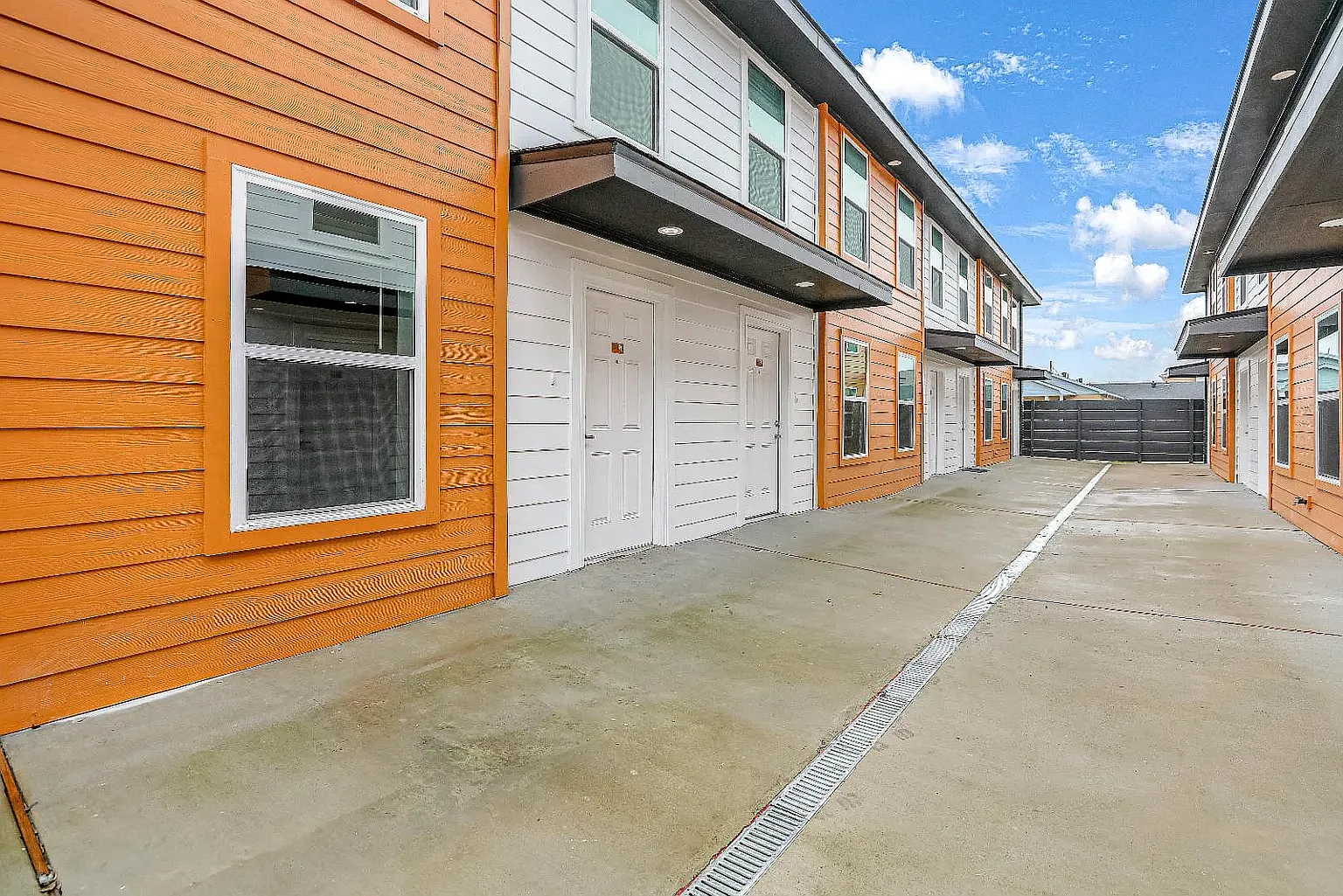 River Oaks Apartments — Photo 2