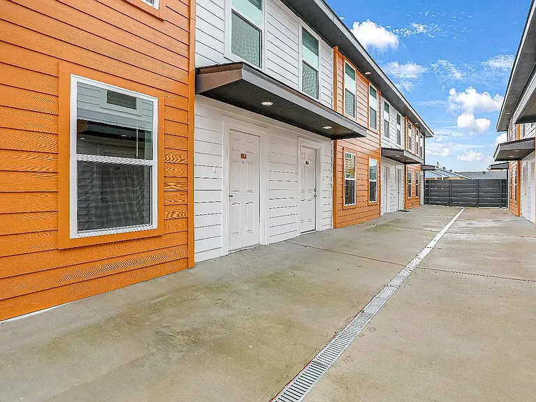 River Oaks Apartments — Photo 2