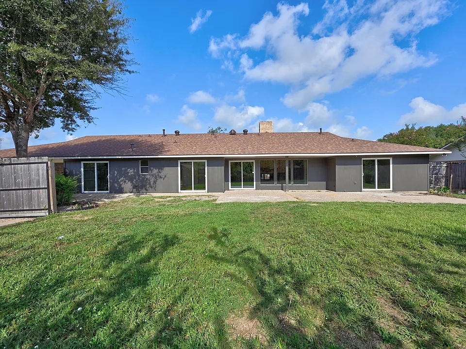 687 Bending Oaks Dr
