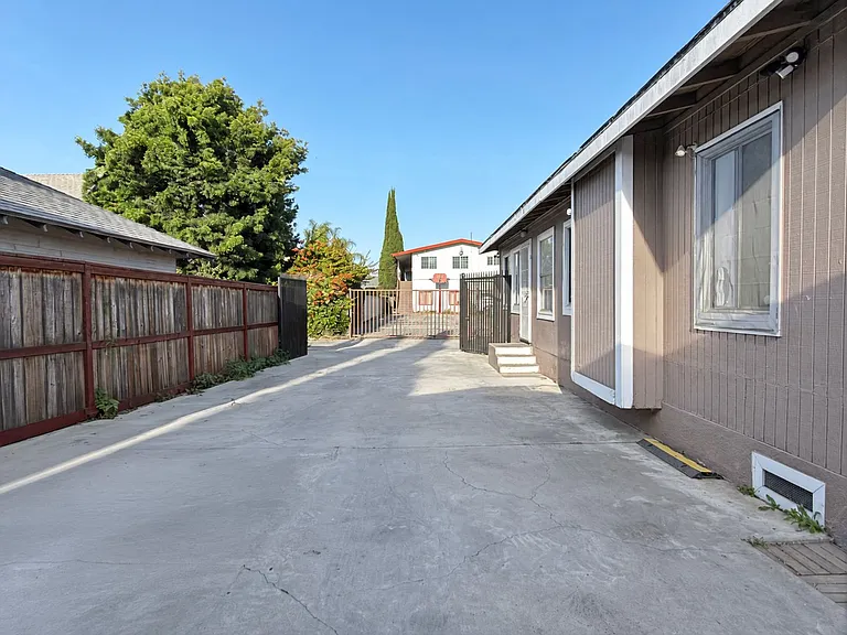 740 Daisy Ave — Photo 13