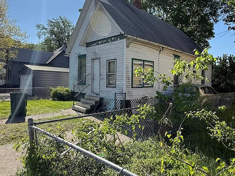 415 E Division St — Photo 1