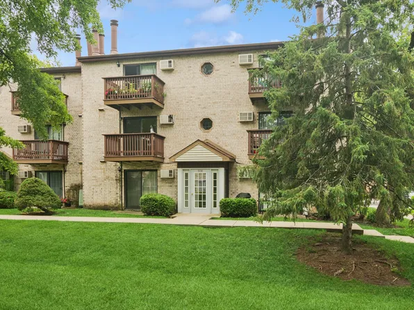 508 E Spruce Dr APT 2A, Palatine, IL 60074