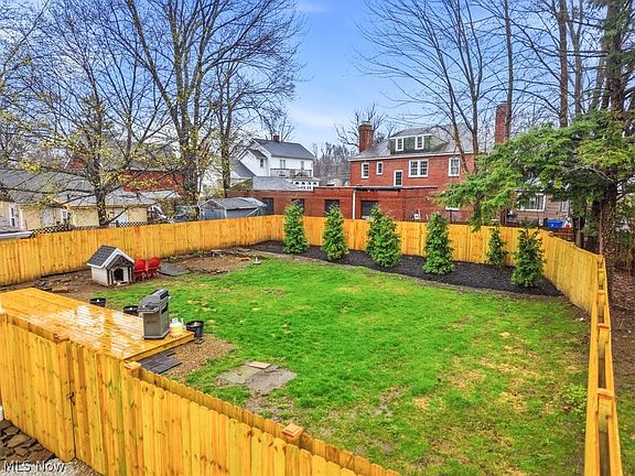 4th image of 305 Mentor Ave