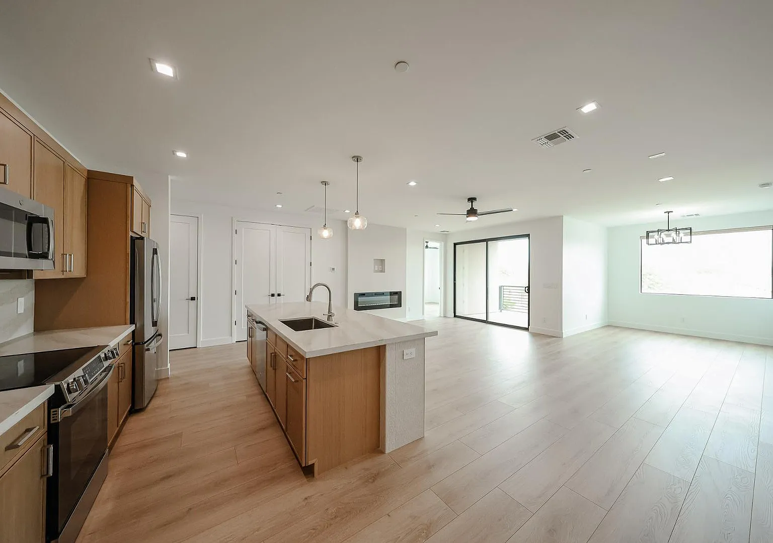 2 bed, 2.0 bath, 1363 sqft, $2,100 — Photo 4