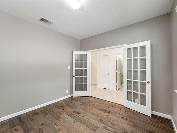 5th image of 906 Lost Pines Ln