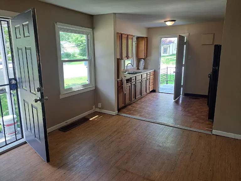 10196 Winkler Dr — Photo 2