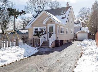 30 Bristol St, Huntington, NY 11743