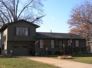 2243 Sunnyside Cir, Cedar Falls, IA 50613